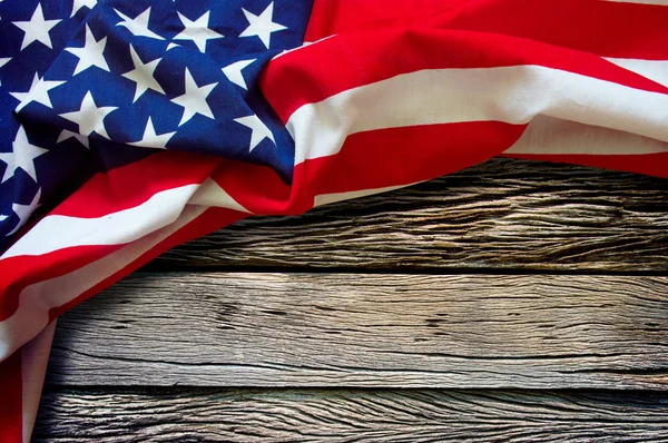 나무 배경 위에 있는 미국 국기 — 스톡 사진