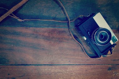 Ahşap tahta arka plan üzerinde eski retro fotoğraf makinesi