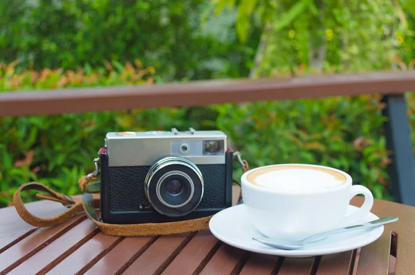 Kopp kaffe med retrokamera – stockfoto