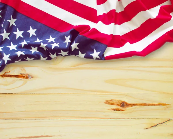 나무에 미국 국기 — 스톡 사진