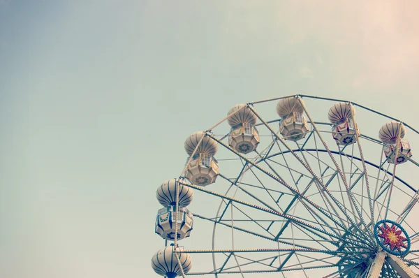 Roda gigante contra o céu azul — Fotografia de Stock