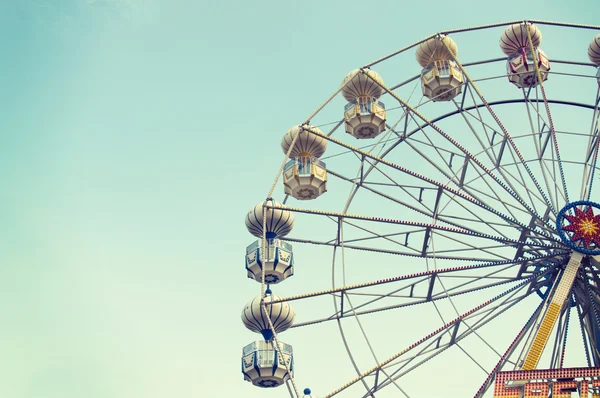 Ferris roue contre ciel bleu — Photo