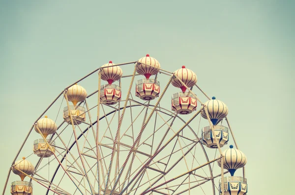 Ferris wheel against blue sky — Stock Photo, Image