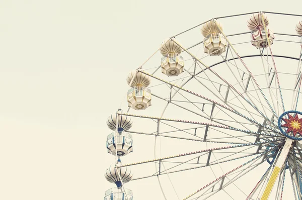 Ferris wheel against blue sky — Stock Photo, Image