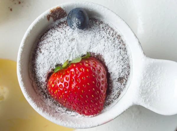 Forró csokoládé öntet, stawberry és áfonyás — Stock Fotó