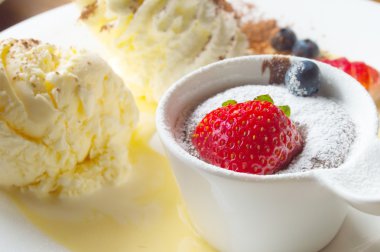 sıcak çikolata stawberry ve blueberr tepesi ile dondurma serv