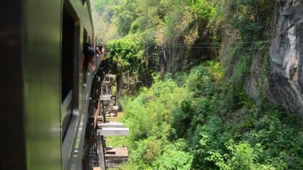 Tren tailandés en el río Kwai historia puente — Vídeos de Stock