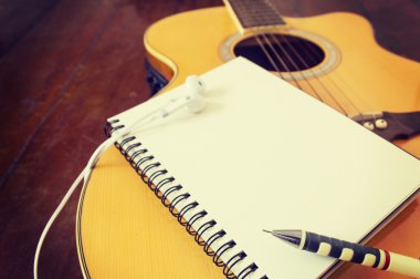 defter ve gitar ahşap kalem