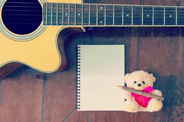 Geschnittene Bärenpuppe mit Gitarre — Stockfoto