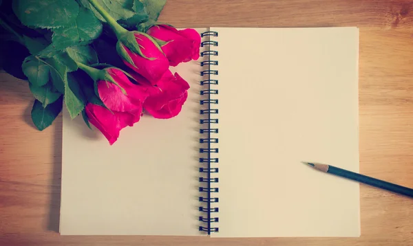 Винтажная, ретро бумага для тетради и карандаш с розой — стоковое фото