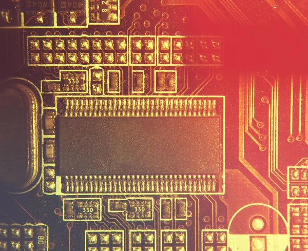 Primer plano de la placa de circuito electrónico con fondo de procesador — Foto de Stock