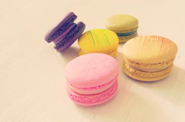 Macarons colorés reposent sur un fond en bois — Photo