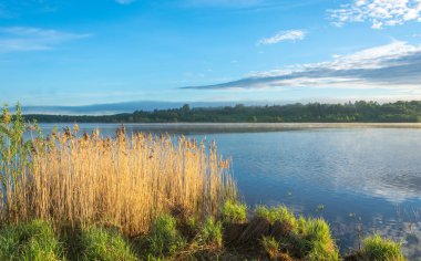 Gölde güneşli bir sabah. 