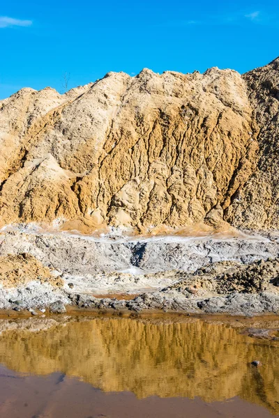 소금 섞인 모래의 큰 산. — 스톡 사진