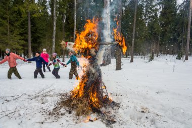 Mart 13 Maslenitsa yanan effigy çevresinde neşeli dans
