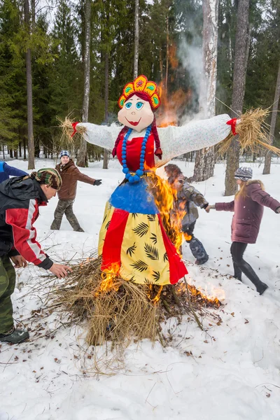 Merry dance around the burning effigy of Maslenitsa, on March 13 — Stock Photo, Image