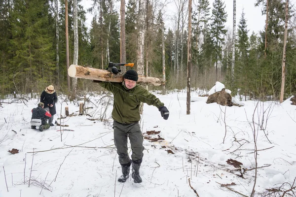 Turistler, Mart 1 ateş için odun ürün toplama ormanda — Stok fotoğraf