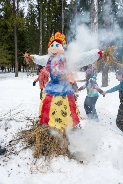 Merry dance around the burning effigy of Maslenitsa, on March 13 — Stock Photo, Image