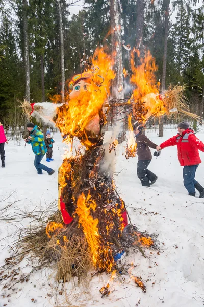 Vrolijke dans rond de brandende beeltenis van Maslenitsa, op 13 maart — Stockfoto