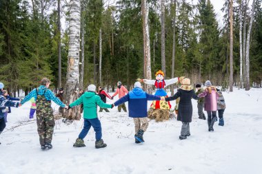 Shrovetide, 13 Mart 2016 bir büst çevresinde neşeli dans. 