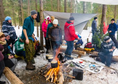 Bir kamp ateşi bir sırt çantasıyla, 13 Mart 2016 yılında üzerinde yemek
