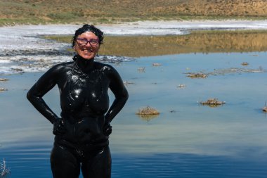 Kadın şifalı çamur banyoları Gölü Baskunchak tarih kabul eder..