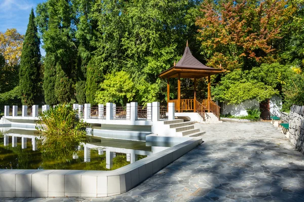 Gazebo and pond in the Park-the arboretum of Sochi. — Stock Photo, Image