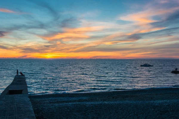 Pôr-do-sol do mar em Sochi . — Fotografia de Stock
