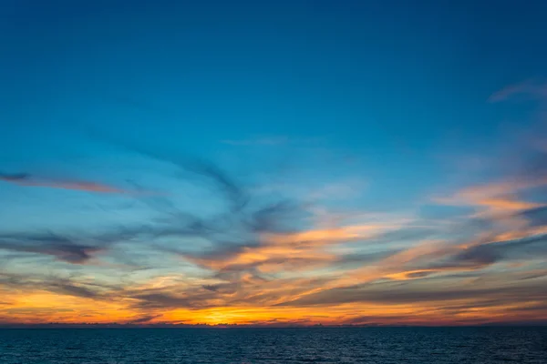 Belo pôr do sol no mar. — Fotografia de Stock