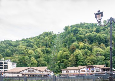 Krasnaya Polyana (Rosa Khutor) bir benzersiz Kayak Rusya'nın Soçi şehir yakınındaki merkezidir
