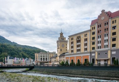 Krasnaya Polyana (Rosa Khutor) bir benzersiz Kayak Rusya'nın Soçi şehir yakınındaki merkezidir.