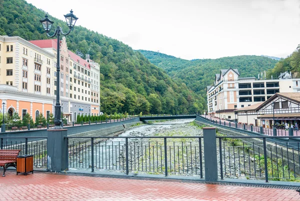 Torre do relógio, símbolo do complexo de esqui Rosa Khutor, Outubro — Fotografia de Stock