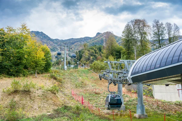 O teleférico para a estação de esqui Rosa Khutor . — Fotografia de Stock