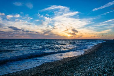 Denizde güzel bir gün batımı. 