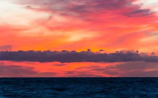 Prachtige zonsondergang aan zee. — Stockfoto