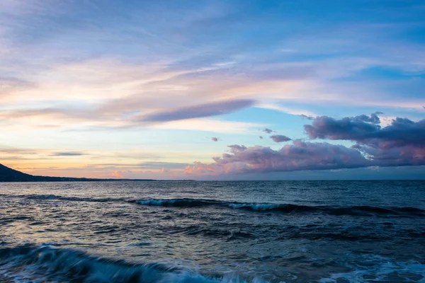 Früher Morgen am Meer in der Nähe von Gagra, Abchasien. — Stockfoto