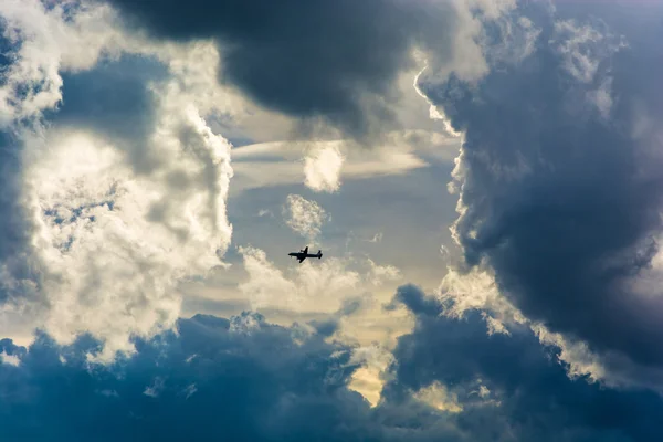 Grande avião no fundo do céu nublado . — Fotografia de Stock