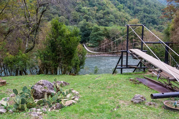 Wiszący most przez rzekę Bzipi, Abchazja. — Zdjęcie stockowe