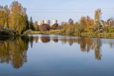İvanovo bölgesinin Kokhma şehrinde güneşli bir günde küçük bir gölet bulunan sonbahar manzarası. 