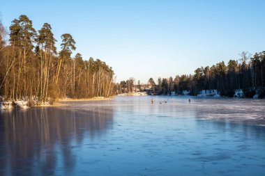 İvanovo, Rusya 'daki Talka nehrinde ilk buzda buz pateni. 
