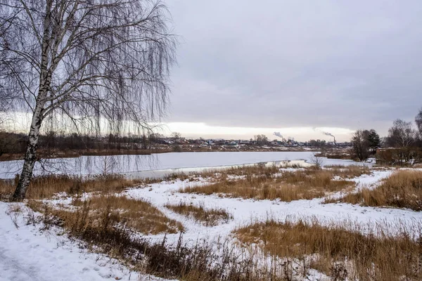 Stedelijk Landschap Met Rivier Uvod Berk Een Bewolkte Herfstdag Stad — Stockfoto
