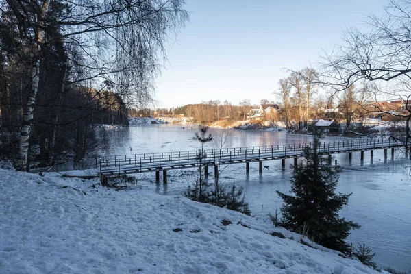 Soğuk ve güneşli bir günde, İvanovo şehrindeki Talka nehrinde kışın başlangıcı, Rusya. 