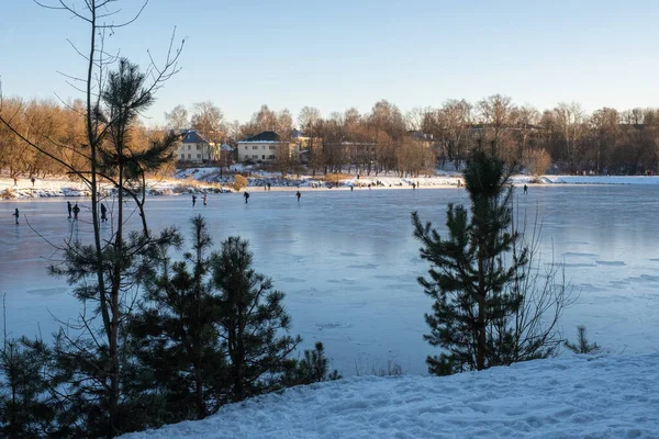 İvanovo, Rusya 'daki Talka nehrinde ilk buzda buz pateni.