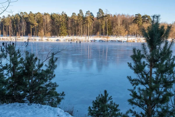 İvanovo, Rusya 'daki Talka nehrinde ilk buzda buz pateni.