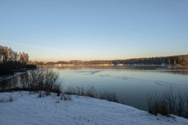 Güneşli bir kış gününde Uvod rezervuarında buzlanma, Ivanovo bölgesi, Rusya.
