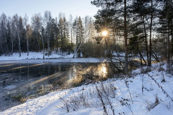 Raios Sol Inverno Baixo Gelo Espelho Pequeno Backwater Rússia — Fotografia de Stock
