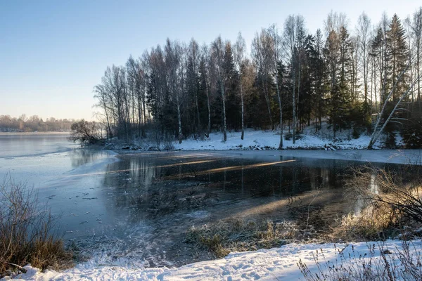 Espelho Gelo Fundo Calmo Grande Reservatório Dia Ensolarado Inverno Rússia Imagem De Stock