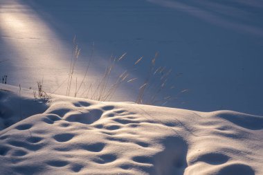 Parlak kar taneleri ve koyu gölgeleri olan kar arka planı, yakın çekim..