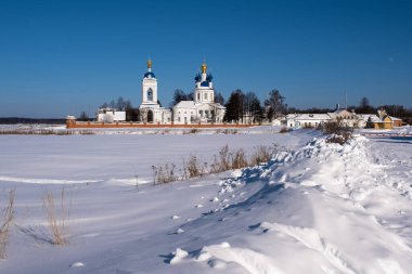 Uspensky Dunilovsky Manastırı Rusya 'nın güneşli bir kış gününde, Ivanovo bölgesinin Dunilovo köyünde. 