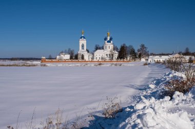 Uspensky Dunilovsky Manastırı Rusya 'nın güneşli bir kış gününde, Ivanovo bölgesinin Dunilovo köyünde. 